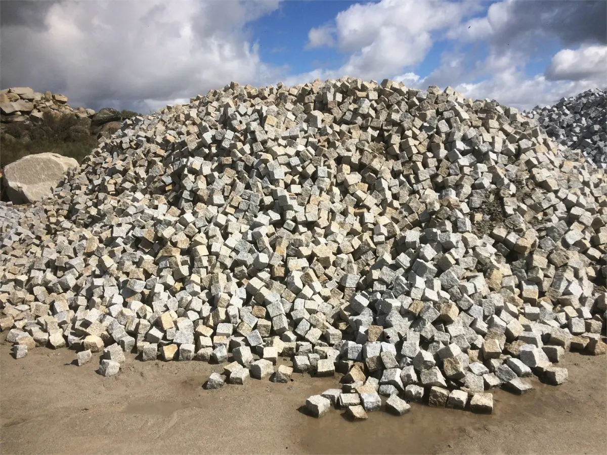 Paralelos rústicos em granito em stock