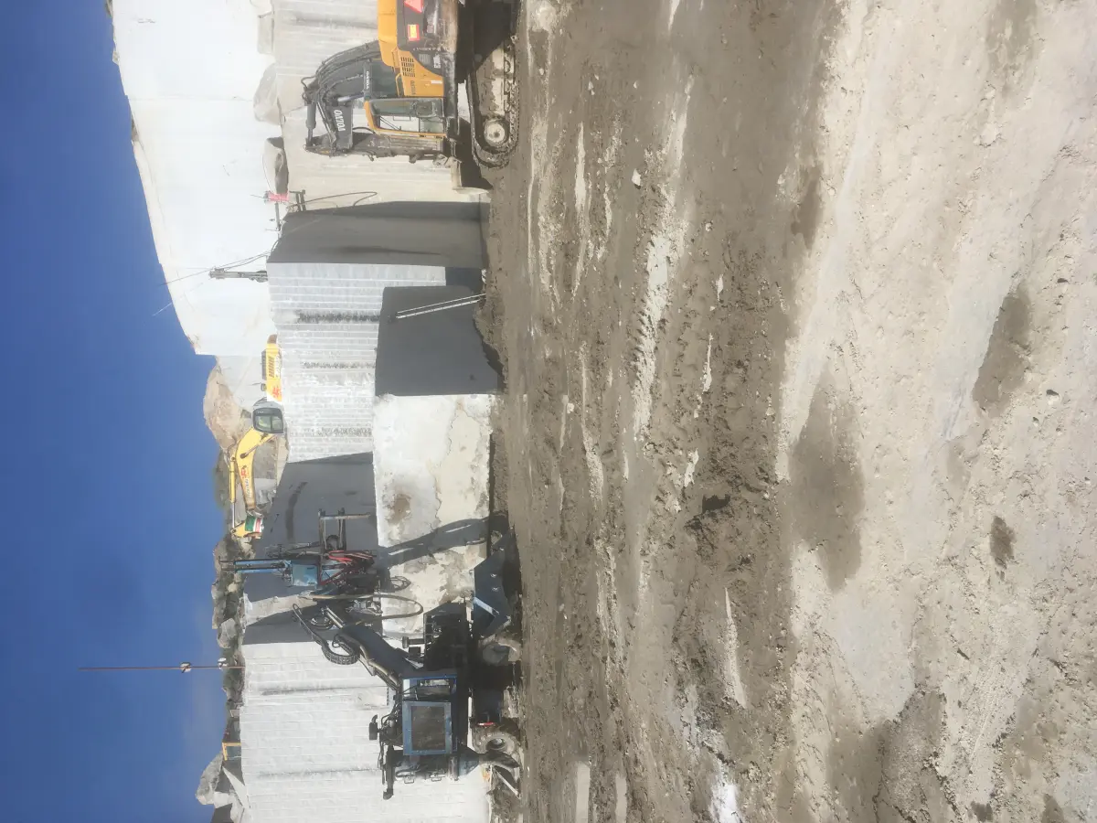 Blocos de granito na pedreira GraniBrás