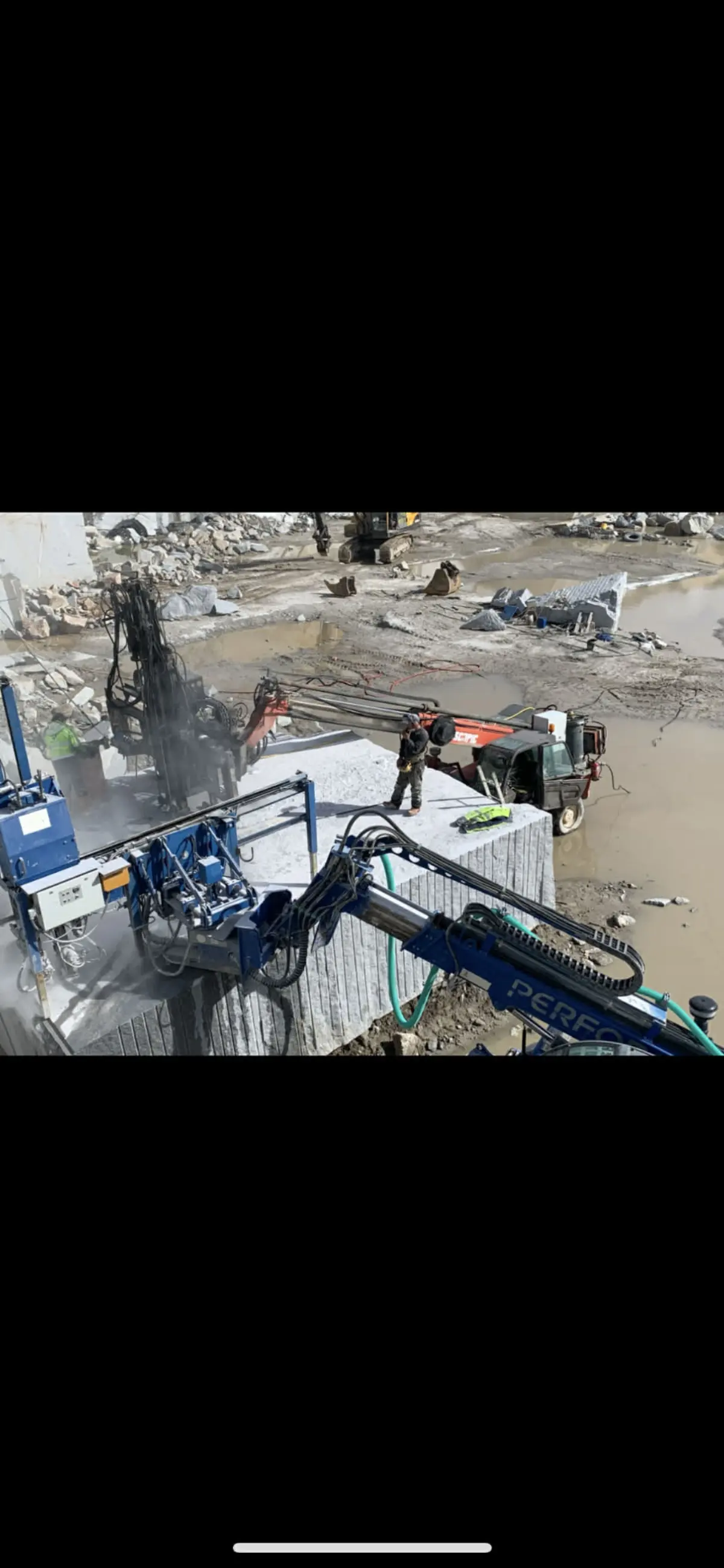 Equipamentos e área de corte na pedreira