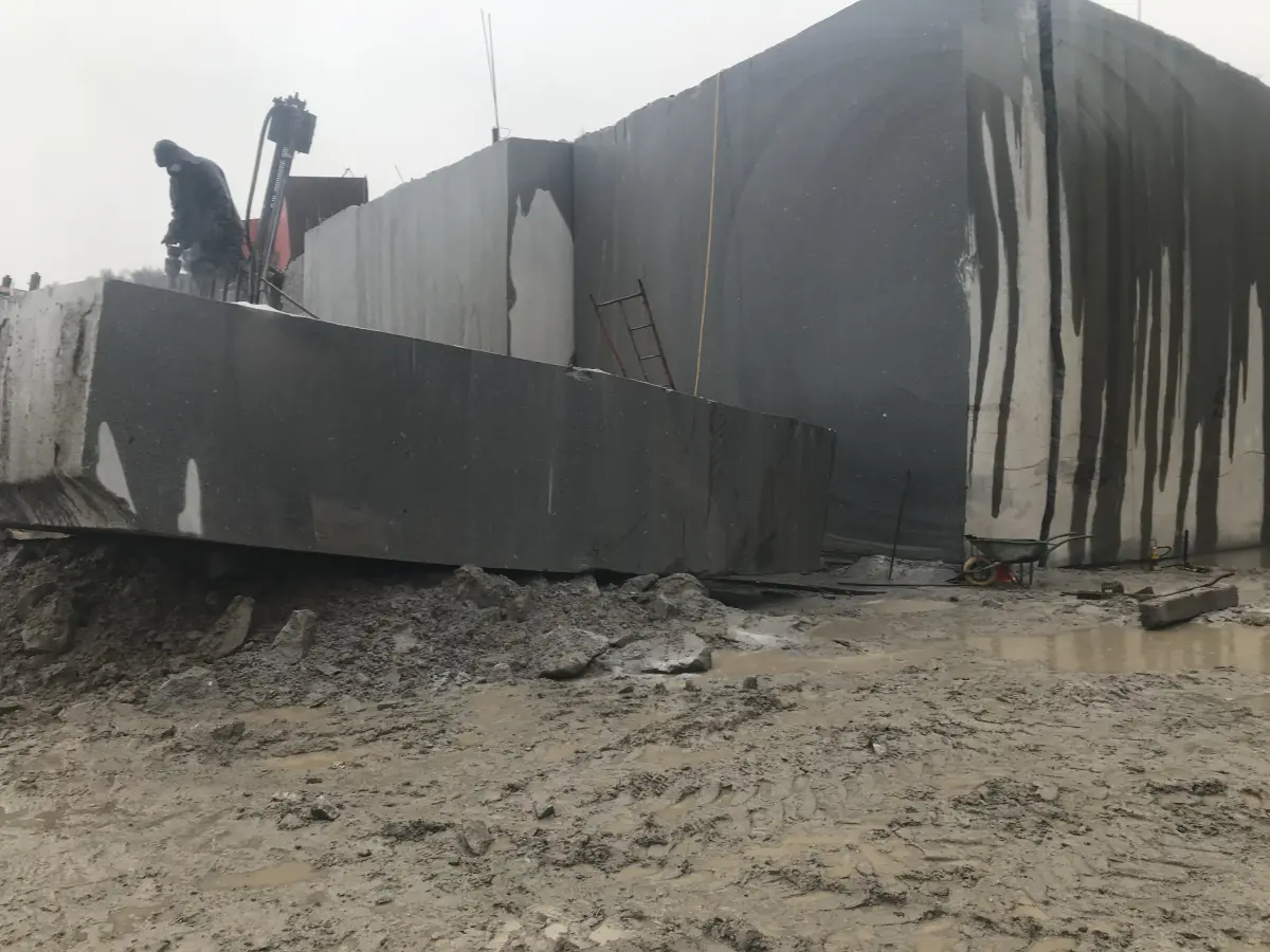 Talhão de extração de granito na pedreira